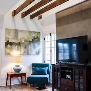  Apartment Downtown Retreat - 2br Oasis