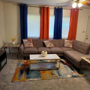  Apartment 3 Bedrooms 2 Bathrooms, Free Driveway Parking, 2 Min To Ohio State Univrrsity, Ac, Free Wi-fi, Washer And Dryer, Expocenter, Bus Stop, Shuttle, Riverside Methodist Hospital